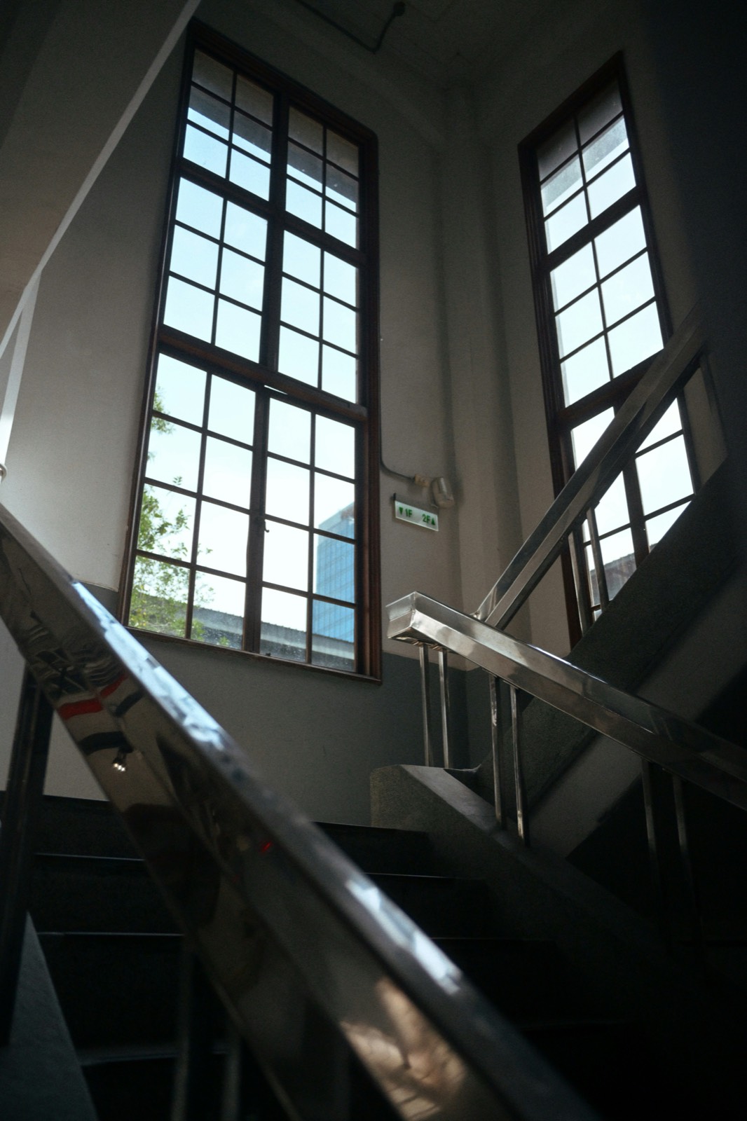 Cage d'escalier d'un bâtiment public, grandes fenêtres à carreaux